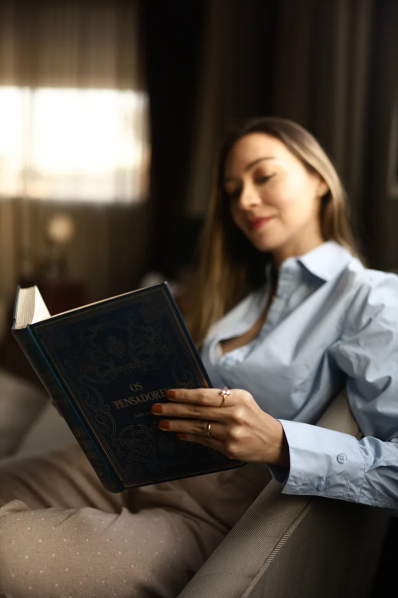 Virna Lima lendo o livro Os Pensadores