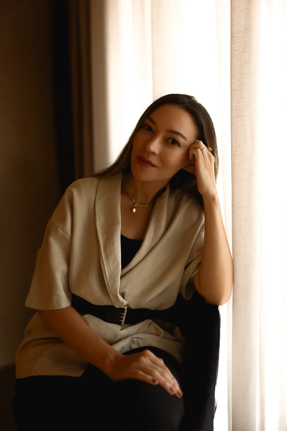 Virna Lima, psicóloga, sentada junto à janela
